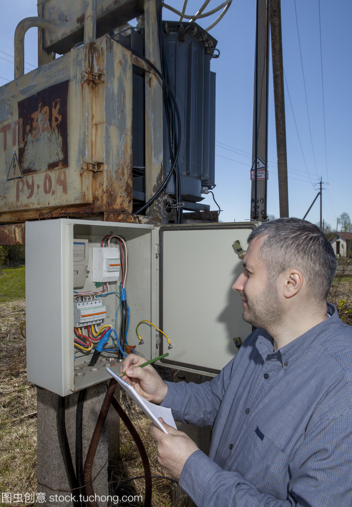 農(nóng)村變電站,農(nóng)夫檢查電力計(jì)數(shù)器檢查消費(fèi)